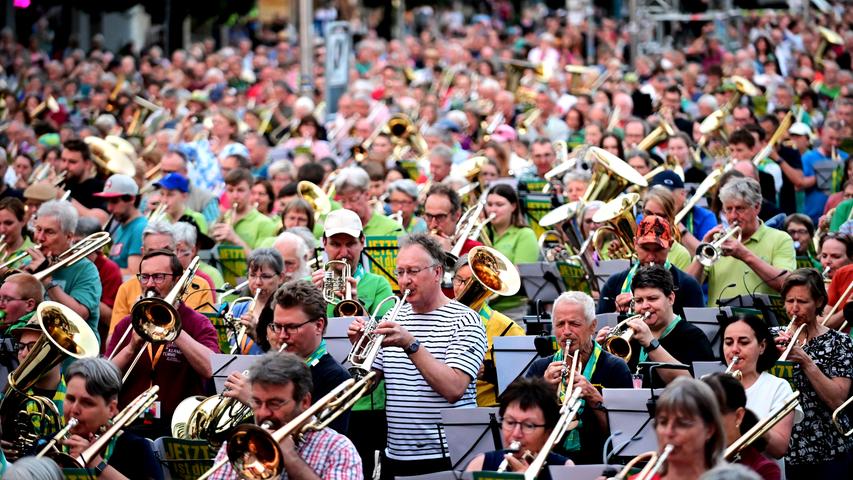 Hier gibt's was auf die Ohren: Über 1000 Bläser musizieren gemeinsam beim Kirchentag in Nürnberg