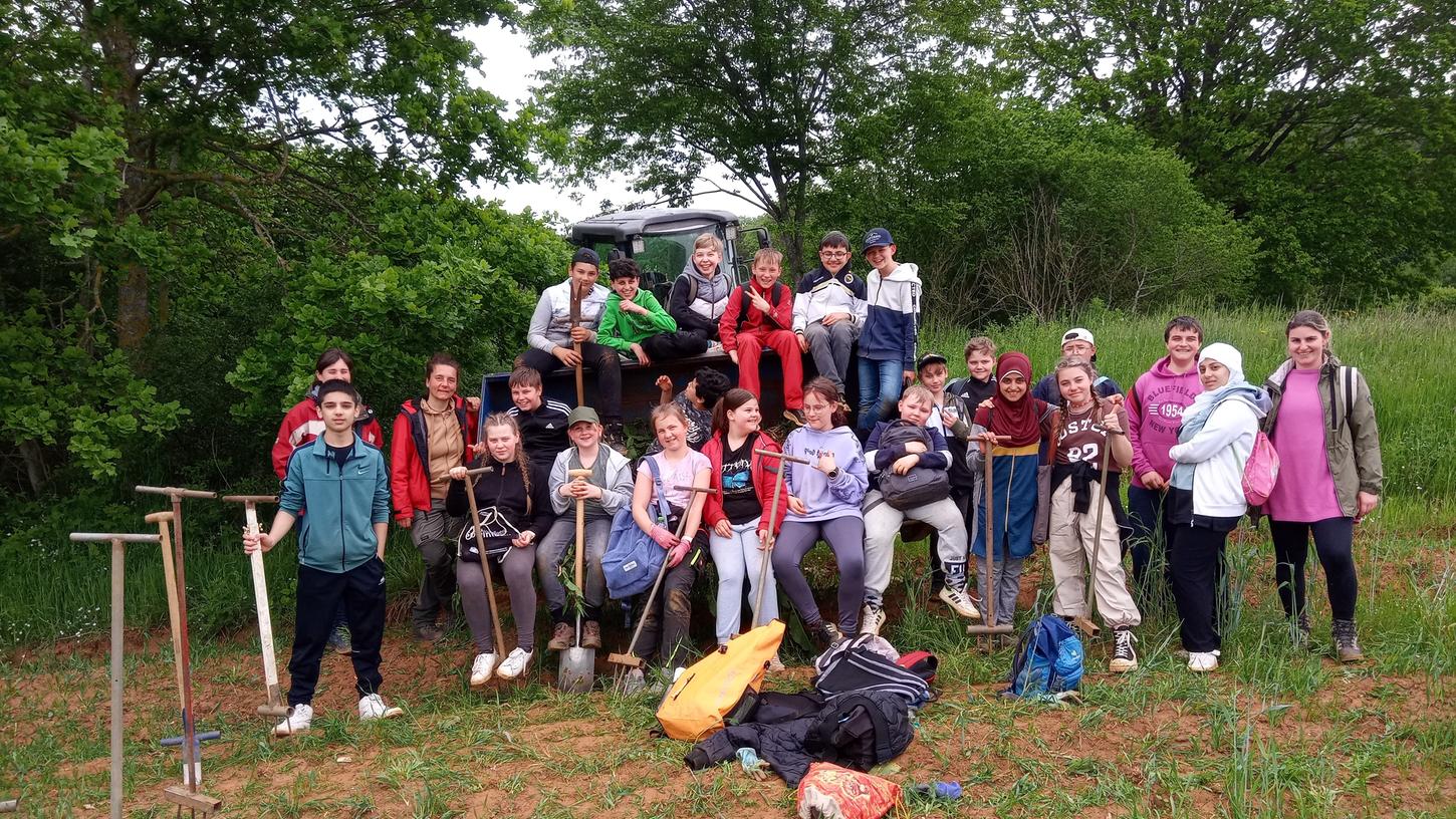 Gute Stimmung bei einer Pause während des Pflegeeinsatzes in Eggenthal. Die Heidenheimer Schüler leisteten mit viel Engagement die Arbeit am und im Boden. Gute Stimmung bei einer Pause während des Pflegeeinsatzes in Eggenthal. Die Heidenheimer Schüler leisteten mit viel Engagement die Arbeit am und im Boden.