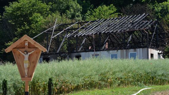 Feuer am Schafhof: Einsatzkräfte verhinderten Waldbrand und Übergreifen auf Wohnhaus