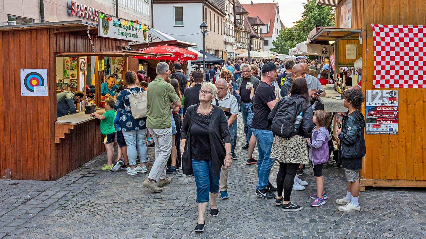 Zum Altstadtfest findet in Herzogenaurach am 2. Juni auch ein verkaufsoffener Sonntag statt. Zum Altstadtfest findet in Herzogenaurach am 2. Juni auch ein verkaufsoffener Sonntag statt.