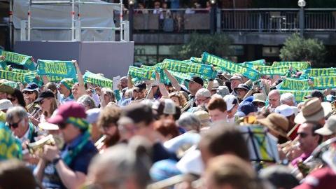 Die grün-gelben Kirchentagsschals waren seit Mittwoch vergangener Woche in Nürnberg omnipräsent - natürlich auch beim Abschlussgottesdienst auf dem Hauptmarkt.