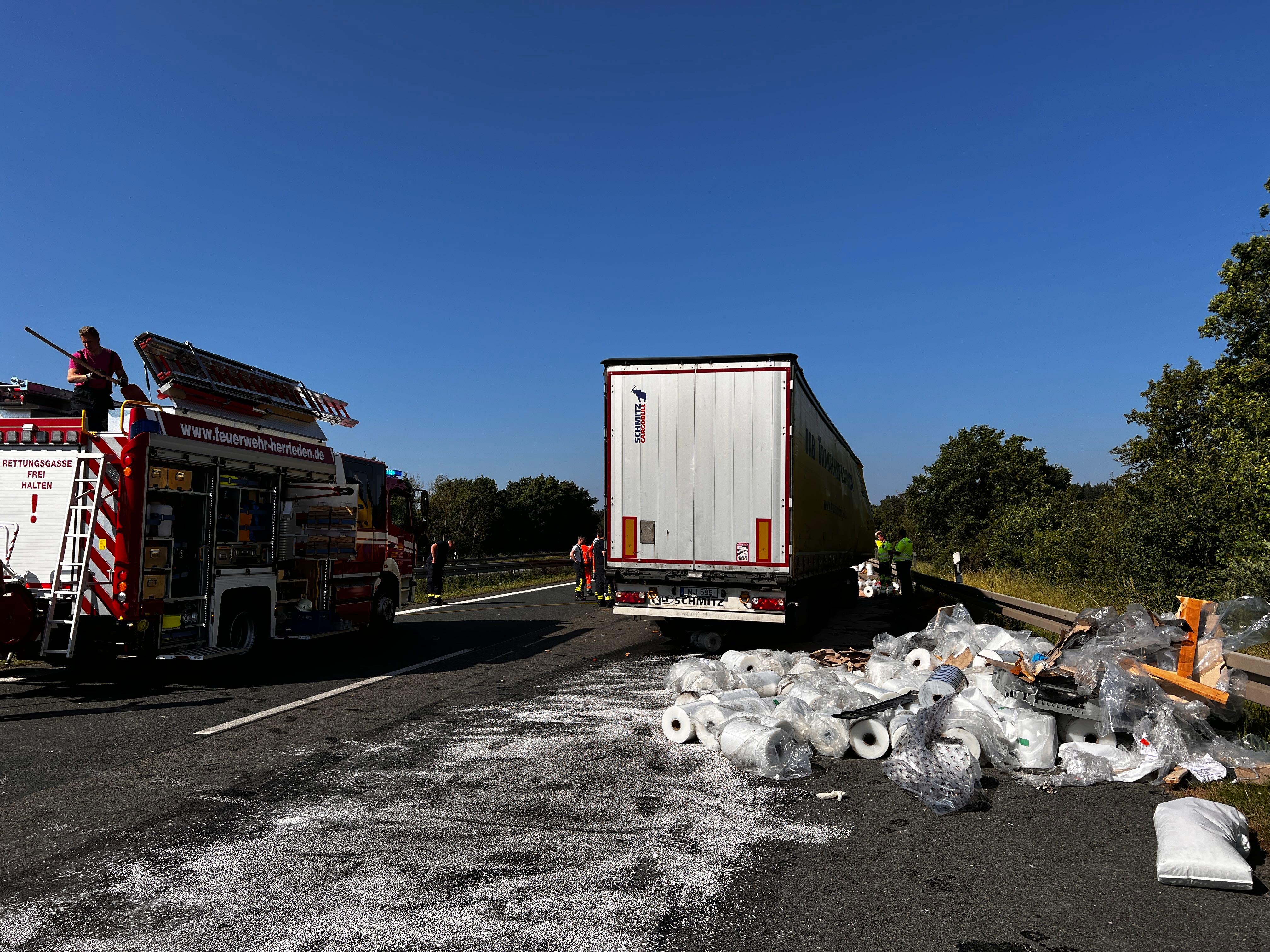 Schwerer Unfall mit drei beteiligten Lastwagen auf der A6: Fahrer hatte Glück im Unglück