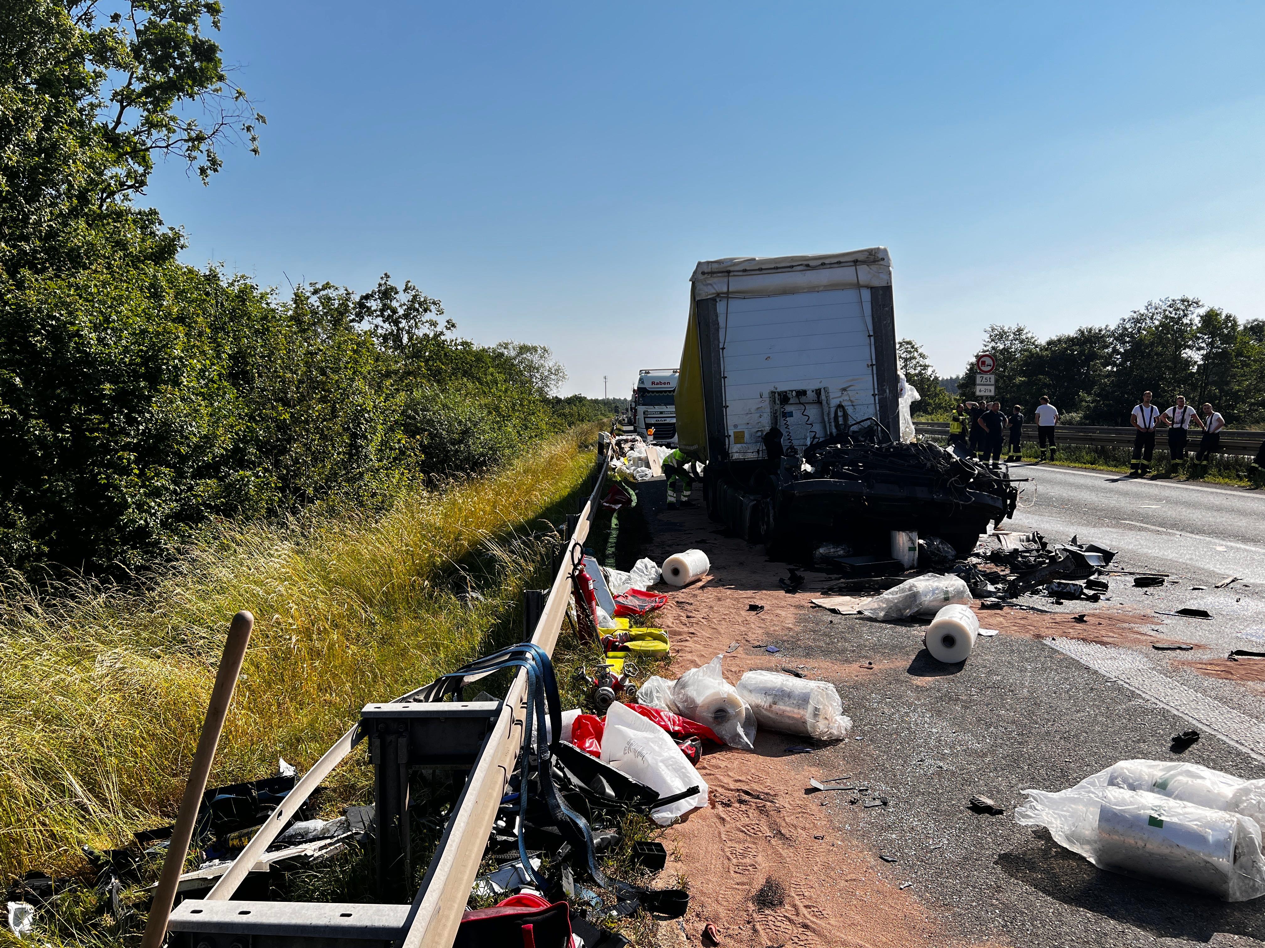 Schwerer Unfall mit drei beteiligten Lastwagen auf der A6: Fahrer hatte Glück im Unglück