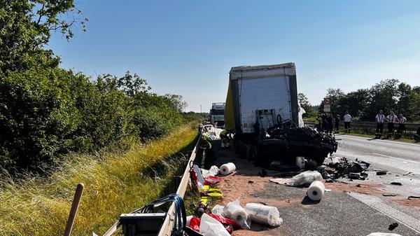 Schwerer Unfall mit drei beteiligten Lastwagen auf der A6: Fahrer hatte Glück im Unglück