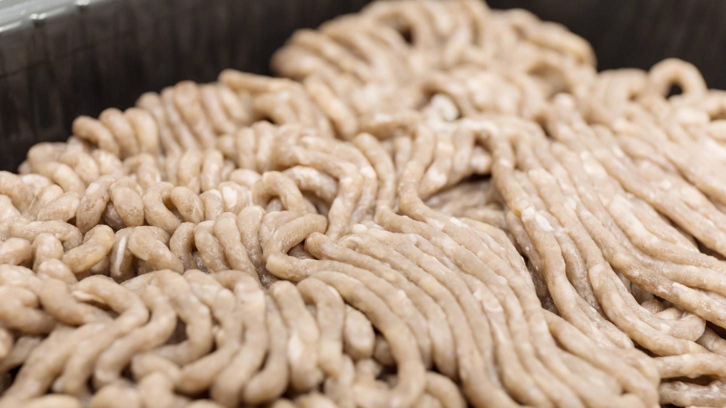 Graues Hackfleisch wirkt unappetitlich - und das ist in diesem Fall auch berechtigt: Das Bild zeigt verdorbenes Fleisch. Aber sind ein paar graue Flecken immer schlimm? Graues Hackfleisch wirkt unappetitlich - und das ist in diesem Fall auch berechtigt: Das Bild zeigt verdorbenes Fleisch. Aber sind ein paar graue Flecken immer schlimm?