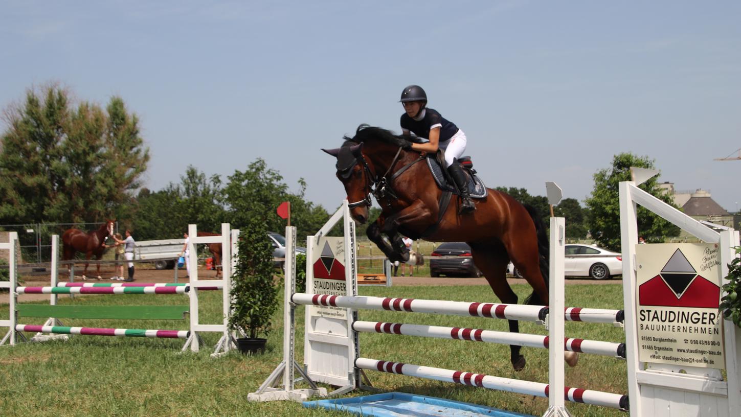 Valentina Poschner (hier mit Kumatillo) war in den vergangenen Jahren stets eine der Hoffnungsträgerinnen des heimischen Reitvereins für Schleifchen. Valentina Poschner (hier mit Kumatillo) war in den vergangenen Jahren stets eine der Hoffnungsträgerinnen des heimischen Reitvereins für Schleifchen.