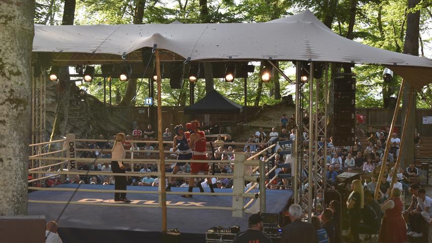Impressionen beim Kampf von Julian Riedl (blau, BC Weißenburg) gegen Jon Maloku