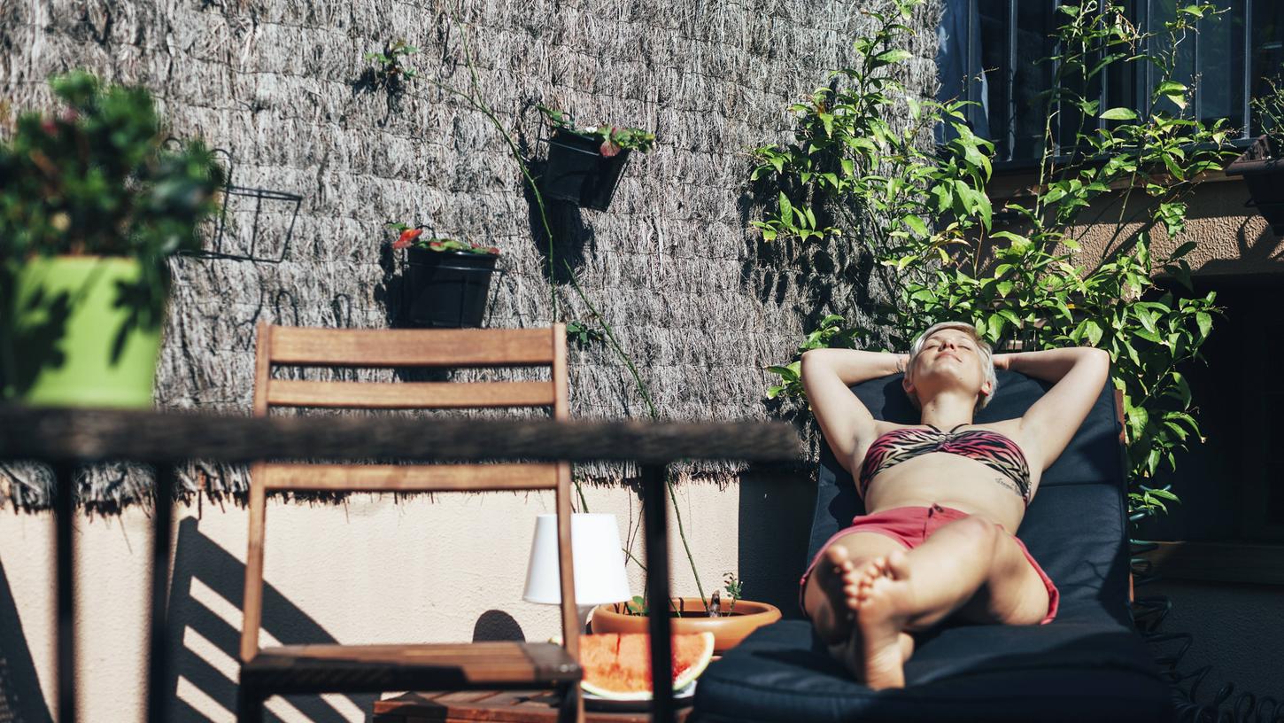 Sonnenbaden auf dem eigenen Balkon ist in jedem Fall erlaubt, solange es die Nachbarn nicht beeinträchtigt. Sonnenbaden auf dem eigenen Balkon ist in jedem Fall erlaubt, solange es die Nachbarn nicht beeinträchtigt.