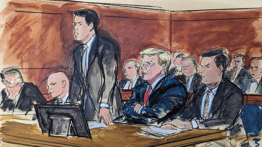 In dieser Skizze aus dem Gerichtssaal bekennt sich der Anwalt Todd Blanche (3.v.l) im Namen des ehemaligen Präsidenten Donald Trump (2.v.r) vor einem Bundesgericht in Miami für nicht schuldig.