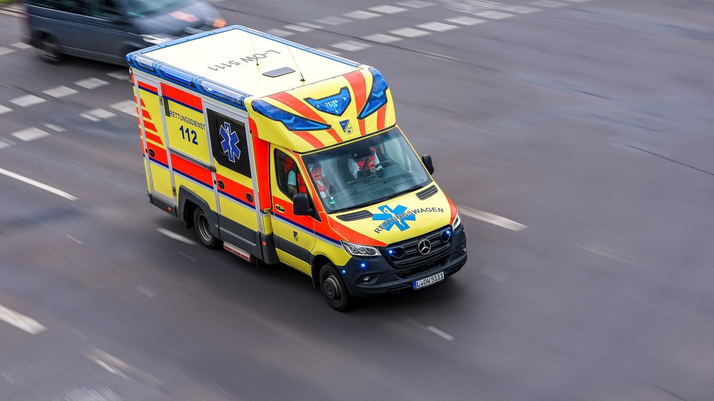 Der Rettungswagen musste wegen eines Einsatzes über eine rote Ampel fahren, dabei kam es zum Unfall mit dem Auto. Der Rettungswagen musste wegen eines Einsatzes über eine rote Ampel fahren, dabei kam es zum Unfall mit dem Auto.