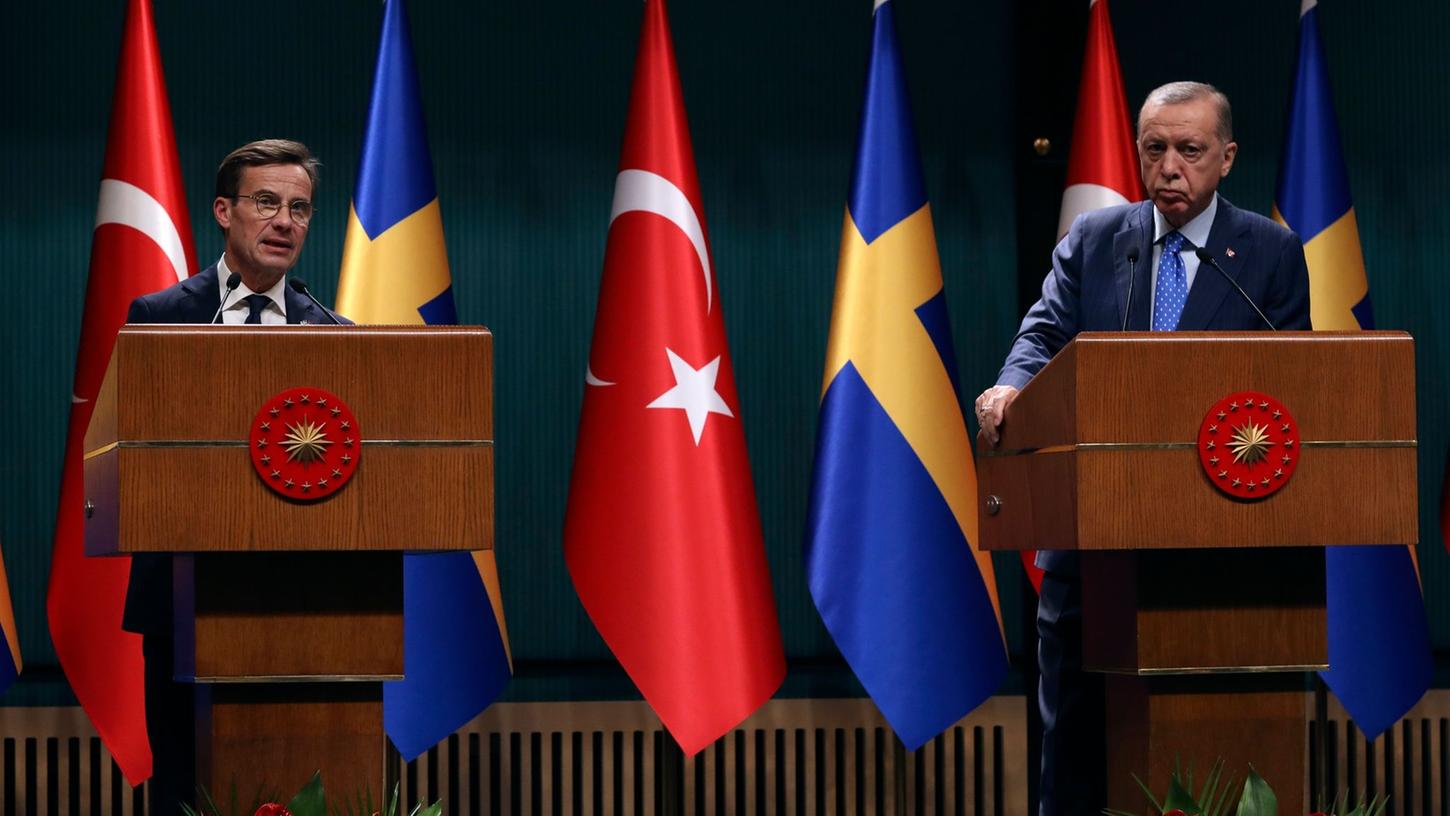 Trotz Bemühungen weiter uneinig in der Frage des Nato-Beitritts Schwedens: der türkische Präsident Recep Tayyip Erdogan (r) und Schwedens Regierungschef Ulf Kristersson (Archivbild).