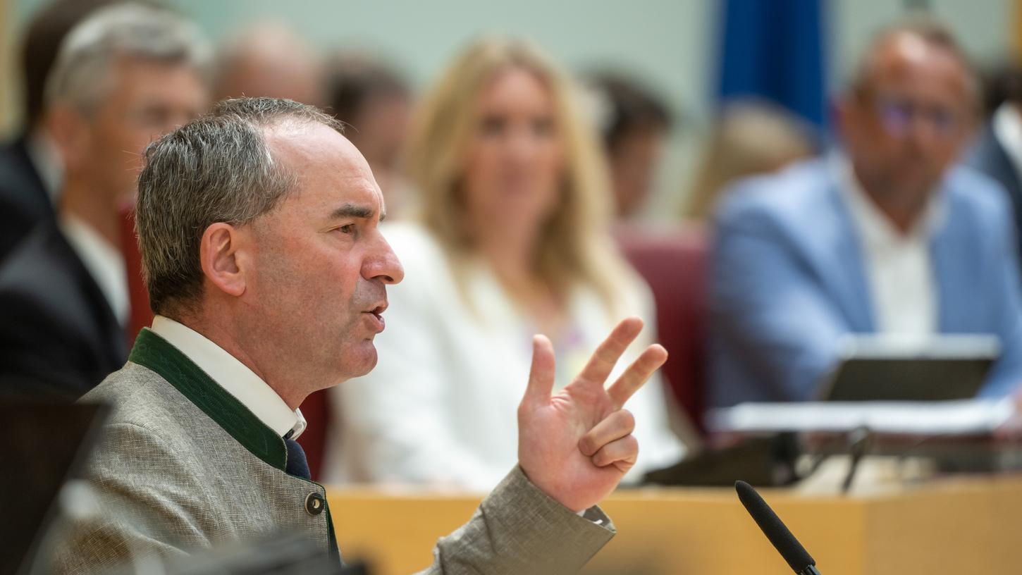 Muss sich gegen massive Vorwürfe wehren: Hubert Aiwanger, hier im Landtag. Muss sich gegen massive Vorwürfe wehren: Hubert Aiwanger, hier im Landtag.