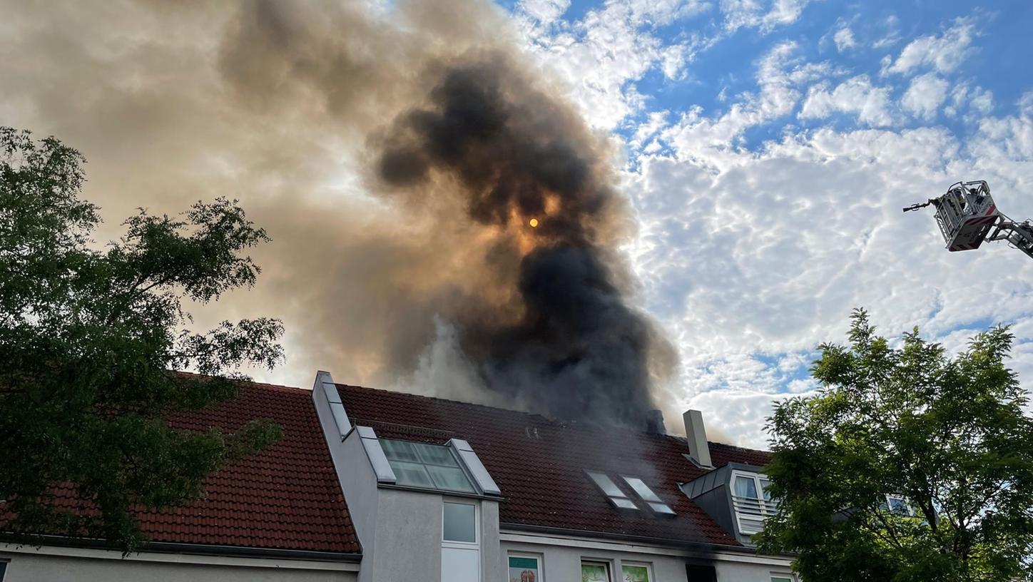 Die Feuerwehr musste am späten Mittwochabend in Fürth ausrücken, weil der Dachstuhl eines Mehrfamilienhauses in Brand stand. Die Feuerwehr musste am späten Mittwochabend in Fürth ausrücken, weil der Dachstuhl eines Mehrfamilienhauses in Brand stand.