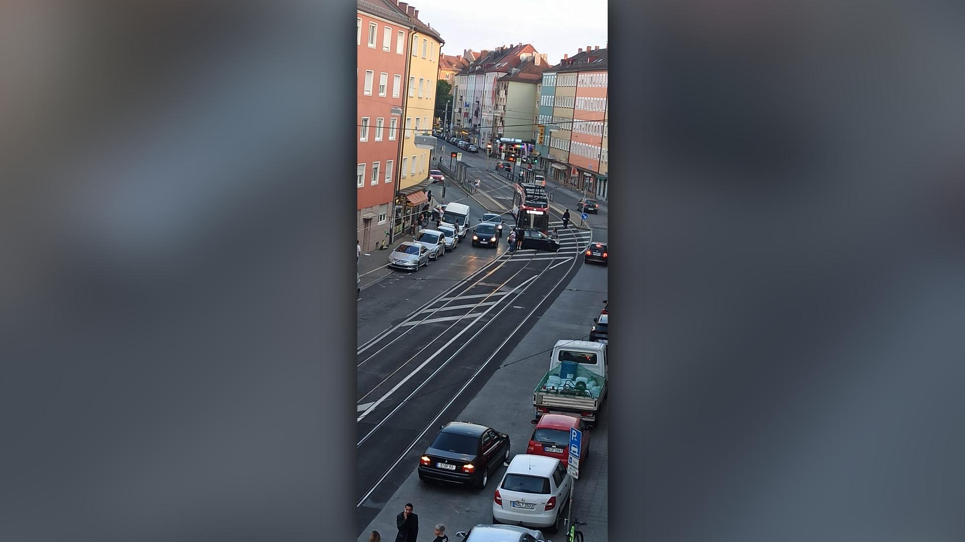 Straßenbahn fährt in Nürnberg in Auto - keine Verletzten. Straßenbahn fährt in Nürnberg in Auto - keine Verletzten.