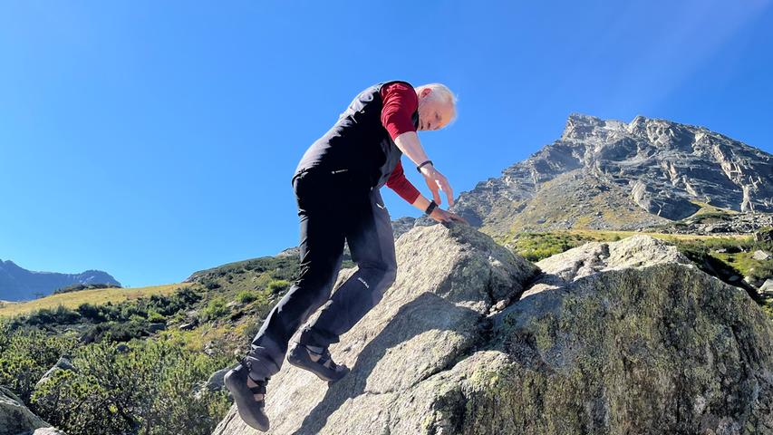 Der Silvapark in Galtür ist ein Boulderparadies, alle Schwierigkeitsgrade sind vorhanden, auch für Anfänger gibt es viele zum Üben geeignete Felsen. Bergführer Christoph Pfeiffer kann sie alle und steigt federndes Schrittes voraus.