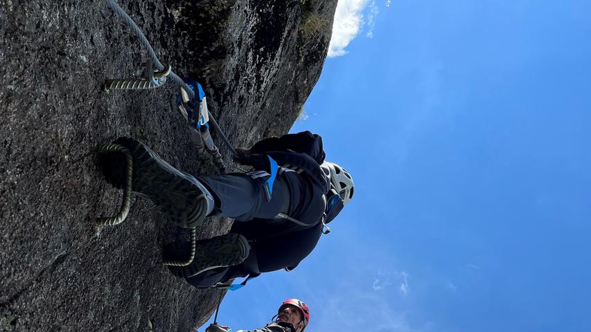 Sieht gefährlicher aus als es ist: Der Kinder-Klettersteig oberhalb von Galtür ist ab 8 Jahren gut zu meistern, zumal wenn Bergführer Christoph Pfeiffer voransteigt.