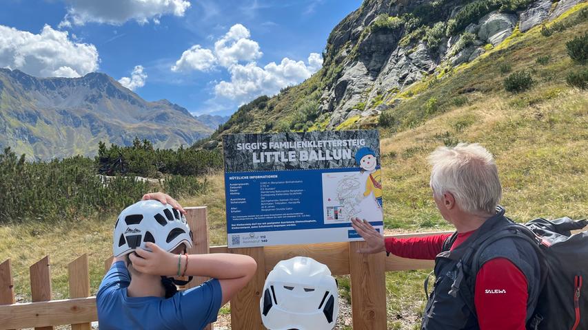 Vor dem Einstieg erklärt der Bergführer alles Wichtige beim Begehen einer Via Farrata, ein Helm ist unter anderem Pflicht, auch beim Kinderklettersteig "Little Ballun".