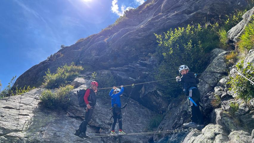 Auch eine Seilbrücke gilt es auf dem Weg nach oben zu überwinden. Im "Littel Ballun"-Klettersteig lernen Kindern alles, was diese Sportart zu bieten hat.