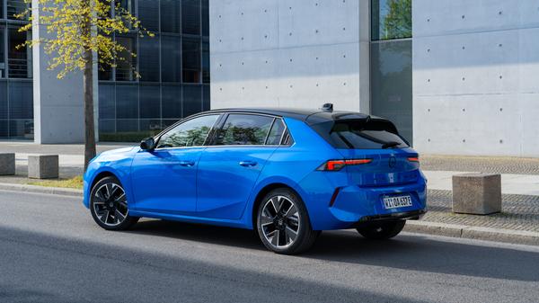 Die im Unterboden verbaute Lithium-Ionen-Batterie stellt 54 kWh Speicherkapazität bereit.