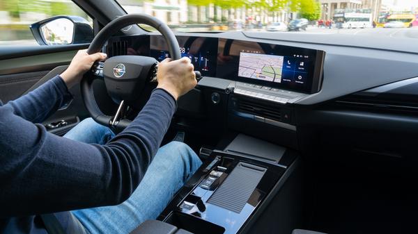 Der Astra Electric platziert seine Passagiere tief und speziell den Fahrer/die Fahrerin auf dem als rückenfreundlich zertifizierten Sport-Aktiv-Sitz.
