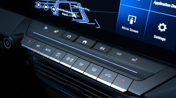 Unterhalb des Hauptbildschirms gibt es zwei Reihen sogenannter "Short Cuts", die direkten Zugriff auf Funktionen wie Sitzheizung oder Klimatisierung gestatten.