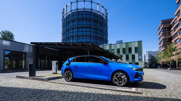 Andererseits gilt es nur einen verhältnismäßig kleinen Akku zu befüllen, und so soll es in einer knappen halben Stunde von 20 auf 80 Prozent Füllstand gehen.