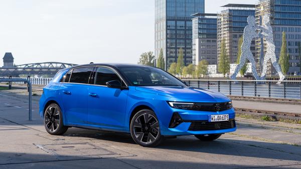 Zum Marktstart wird der Astra Electric ausschließlich in der Ausstattungsvariante "GS" und ab 45.060 Euro angeboten. Ein günstigeres Basismodell dürfte aber ziemlich sicher folgen.