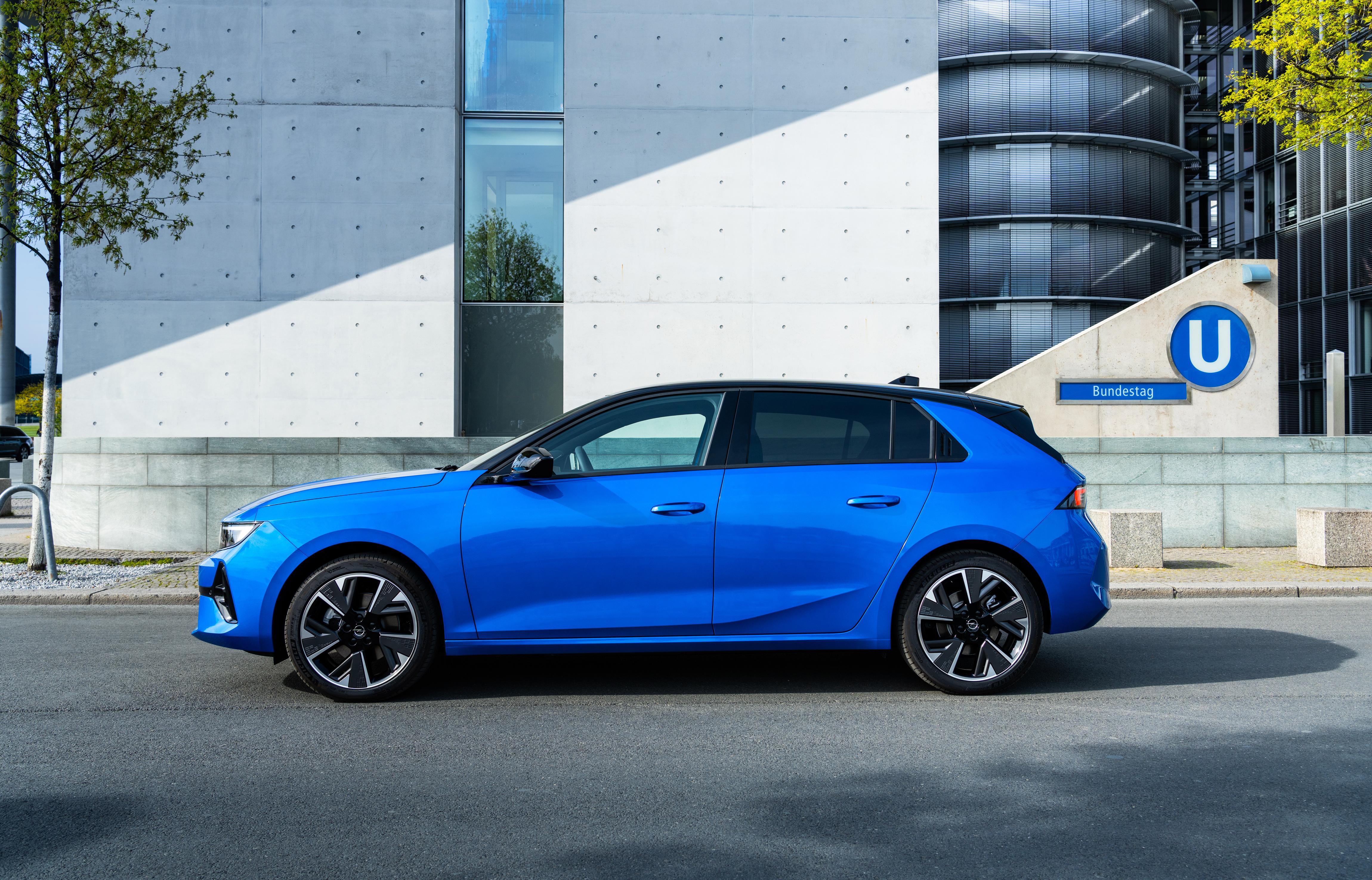 Das ist nicht viel. Trotzdem verspricht Opel eine WLTP-Reichweite von bis zu 418 Kilometern, in der täglichen Fahrpraxis dürften 350 Kilometer realistisch sein.