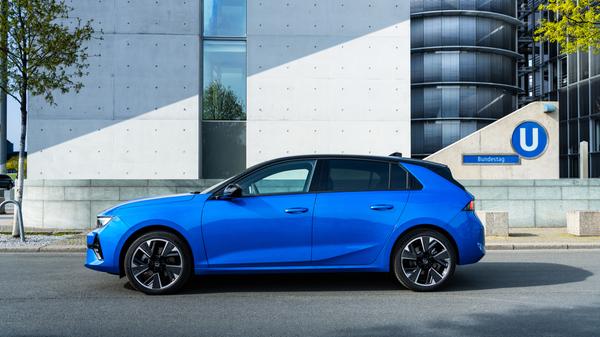 Das ist nicht viel. Trotzdem verspricht Opel eine WLTP-Reichweite von bis zu 418 Kilometern, in der täglichen Fahrpraxis dürften 350 Kilometer realistisch sein.