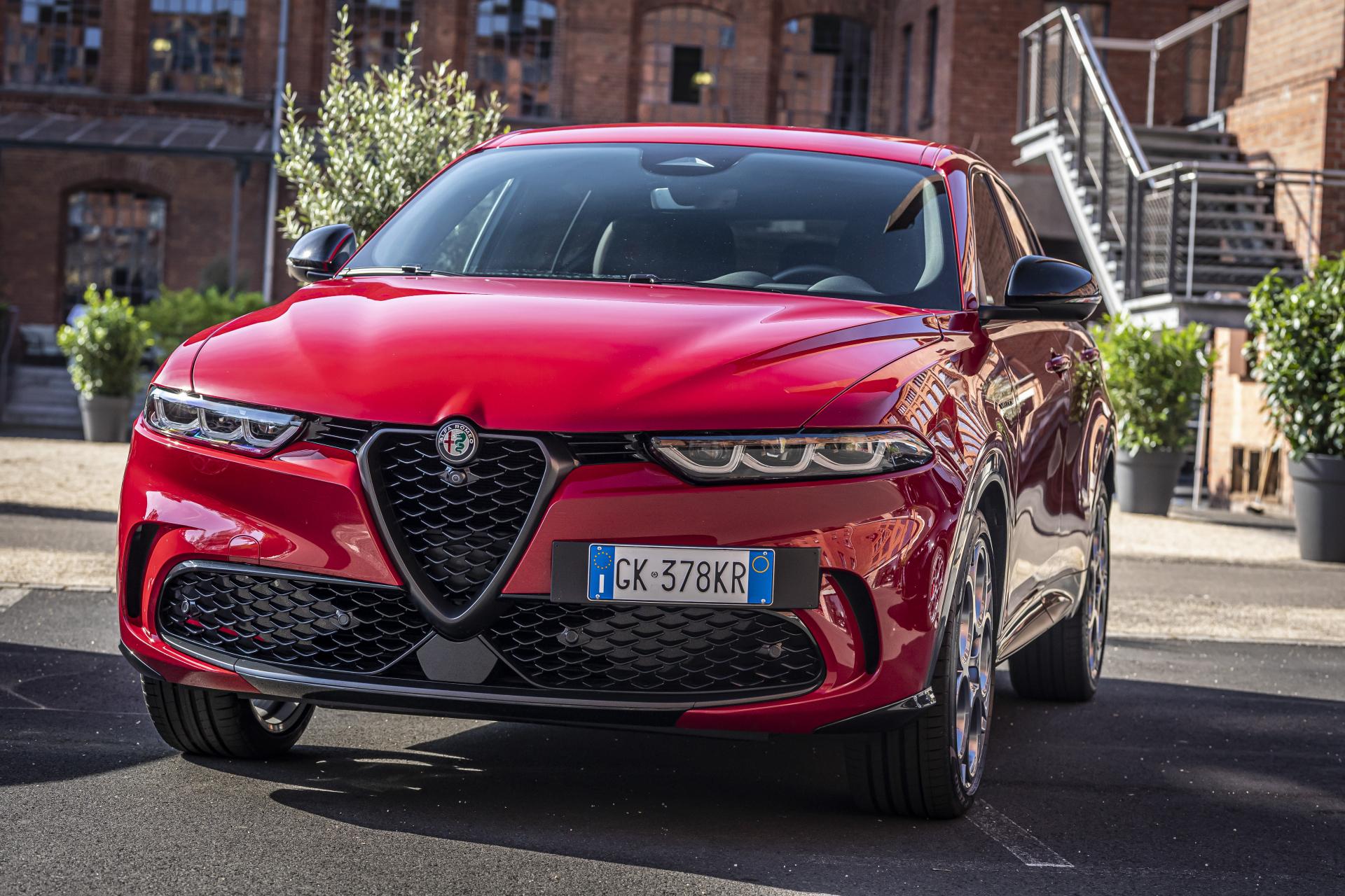 Dazu trägt der Tonale den markentypischem Schmuck - allem voran den berühmten Scudetto-Kühlergrill samt Alfa-Logo, beides sitzt mittig zwischen schmalen Scheinwerfern, deren Leuchtengrafik dem Italiener eine dekorativ aggressive Note ins Gesicht zeichnet.