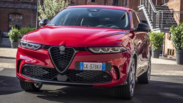 Dazu trägt der Tonale den markentypischem Schmuck - allem voran den berühmten Scudetto-Kühlergrill samt Alfa-Logo, beides sitzt mittig zwischen schmalen Scheinwerfern, deren Leuchtengrafik dem Italiener eine dekorativ aggressive Note ins Gesicht zeichnet.