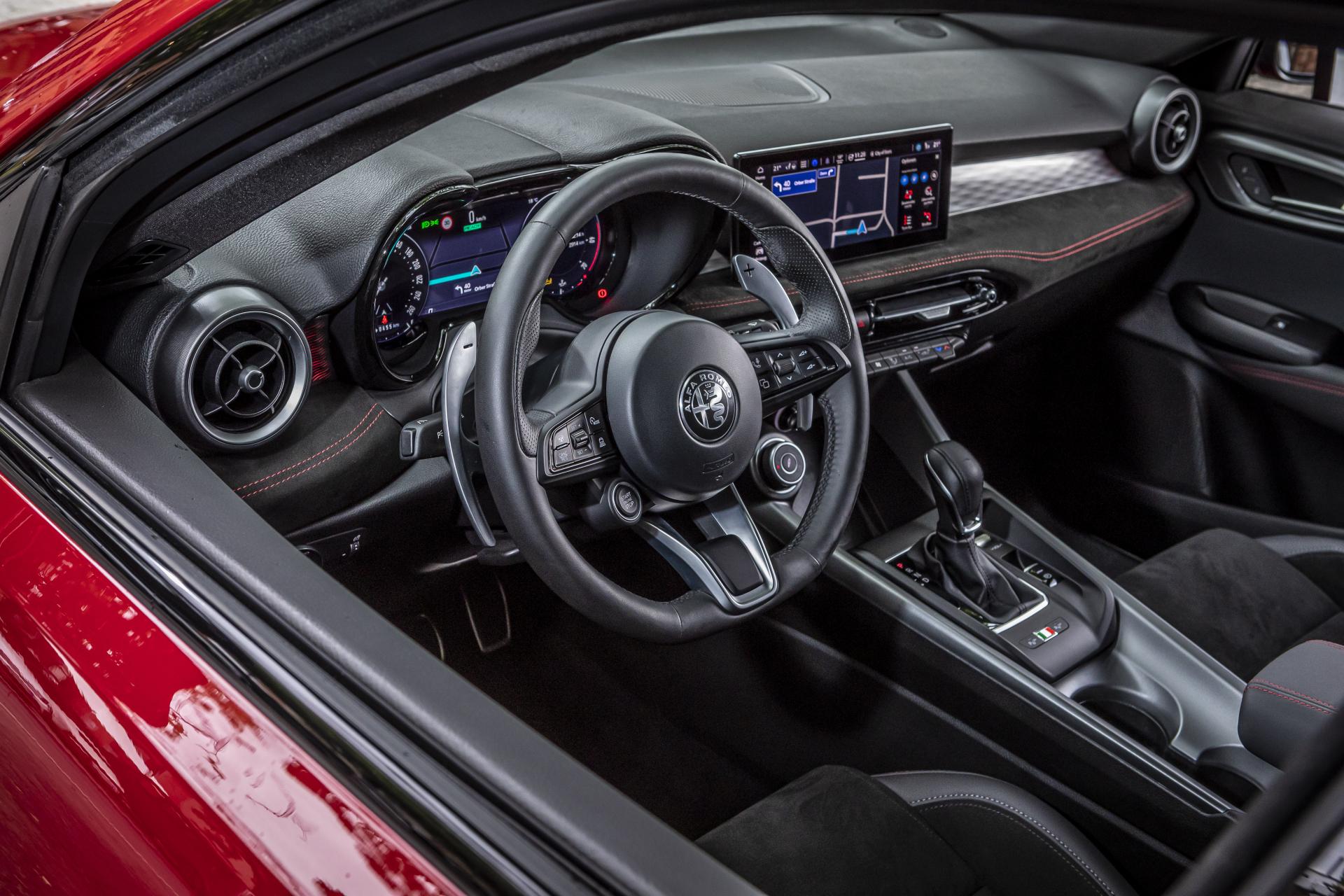 Wer glaubt, der Materialgüte eines Alfa Romeos noch immer mit Misstrauen begegnen zu müssen, sieht sich aufs Angenehmste enttäuscht.