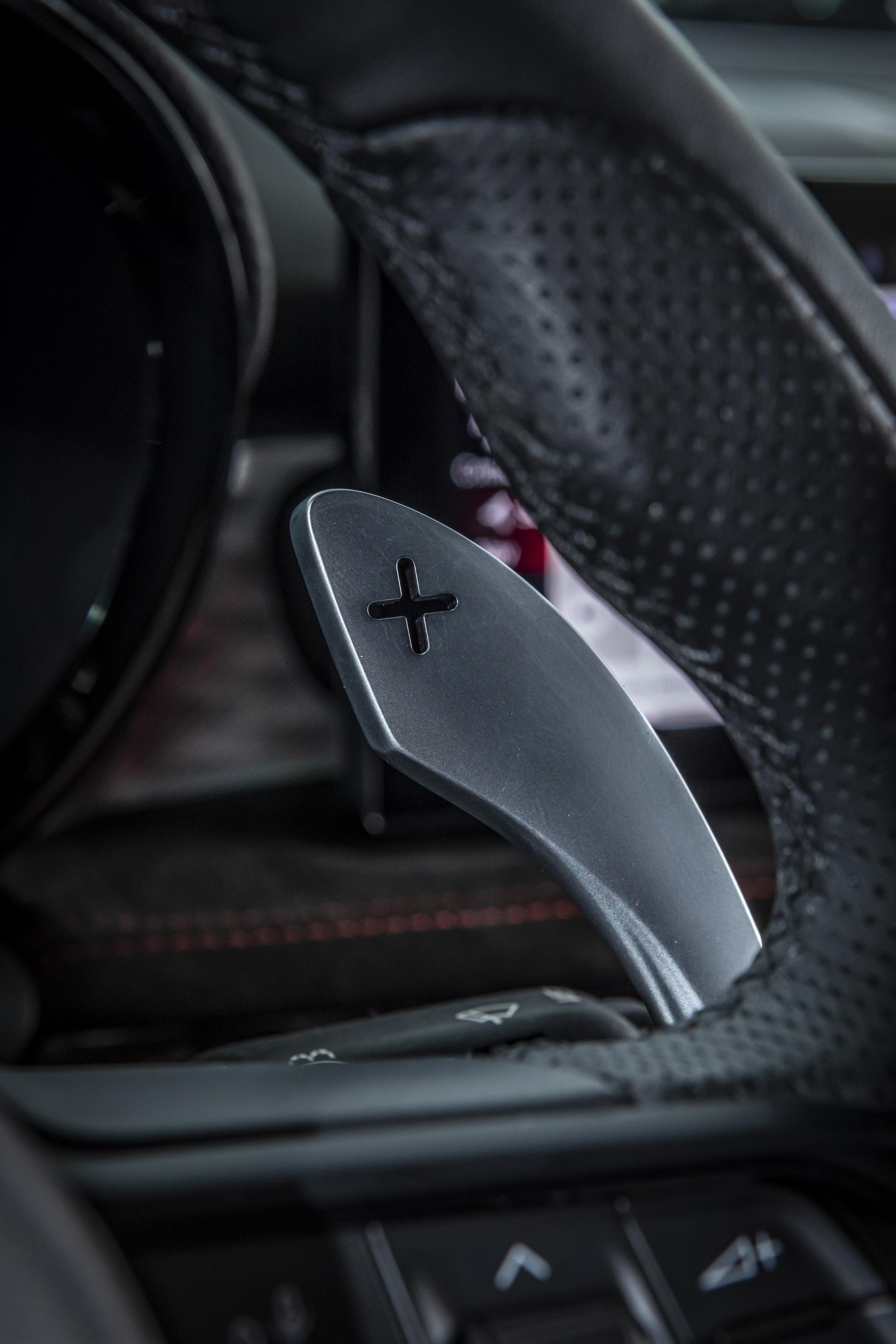 Die mächtigen Schaltwippen sehen eindrucksvoll aus, sind aber mitunter im Weg - beispielsweise beim Setzen des Blinkers.