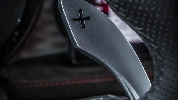 Die mächtigen Schaltwippen sehen eindrucksvoll aus, sind aber mitunter im Weg - beispielsweise beim Setzen des Blinkers.