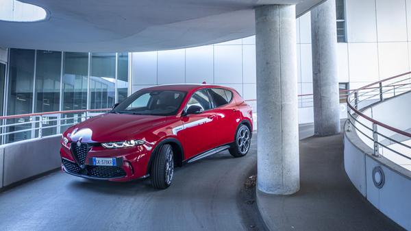 Hauptbestandteil des 48V-Mildhybridsystems ist ein 1,5-l-Turbobenziner mit 118 kW/160 PS, der von einem kleinen, 15 kW/20 PS starken Elektromotor unterstützt wird.