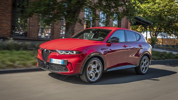 Das Fahrwerk ist sehr gut abgestimmt, den schmalen Grat zwischen Dynamik und Komfort meistert das italienische Kompakt-SUV leichtfüßig und agil.