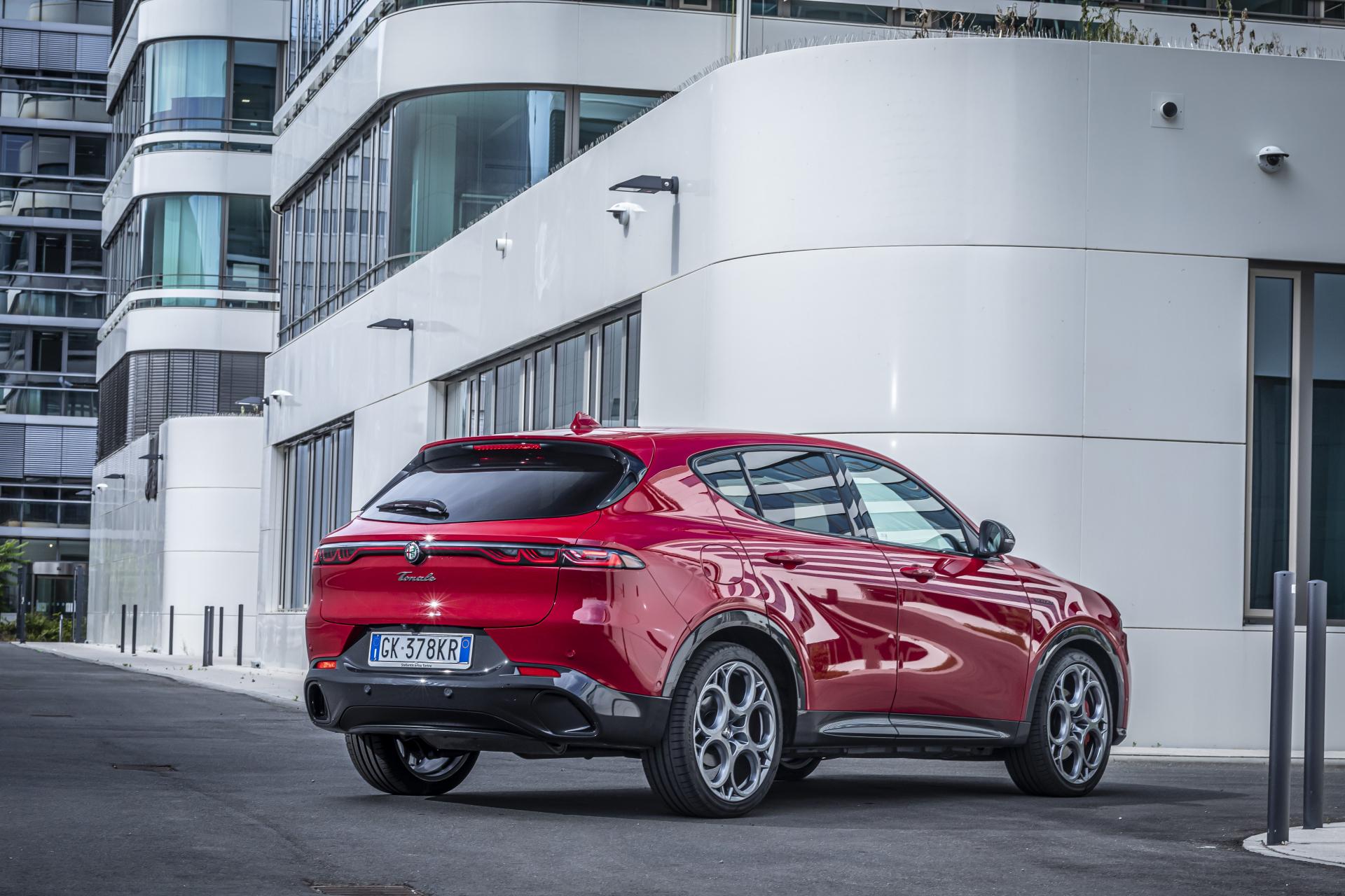 Doch leider kann der Antrieb da nicht ganz mithalten. Das Vermitteln sportlicher "emozioni" will nicht recht gelingen, was auch daran liegt, dass der Siebengang-Doppelkuppler dem Motoren-Duo kein versierter Partner ist.