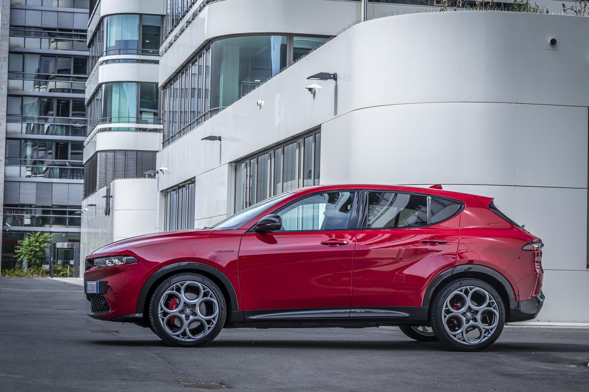 Beim Kickdown nimmt sich der Antrieb immer wieder gefühlt eine Gedenksekunde Zeit, und auch das Zusammenspiel zwischen Elektro- und Verbrennermaschine ist nicht von geschmeidiger Harmonie geprägt.