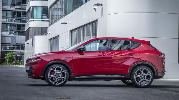 Beim Kickdown nimmt sich der Antrieb immer wieder gefühlt eine Gedenksekunde Zeit, und auch das Zusammenspiel zwischen Elektro- und Verbrennermaschine ist nicht von geschmeidiger Harmonie geprägt.