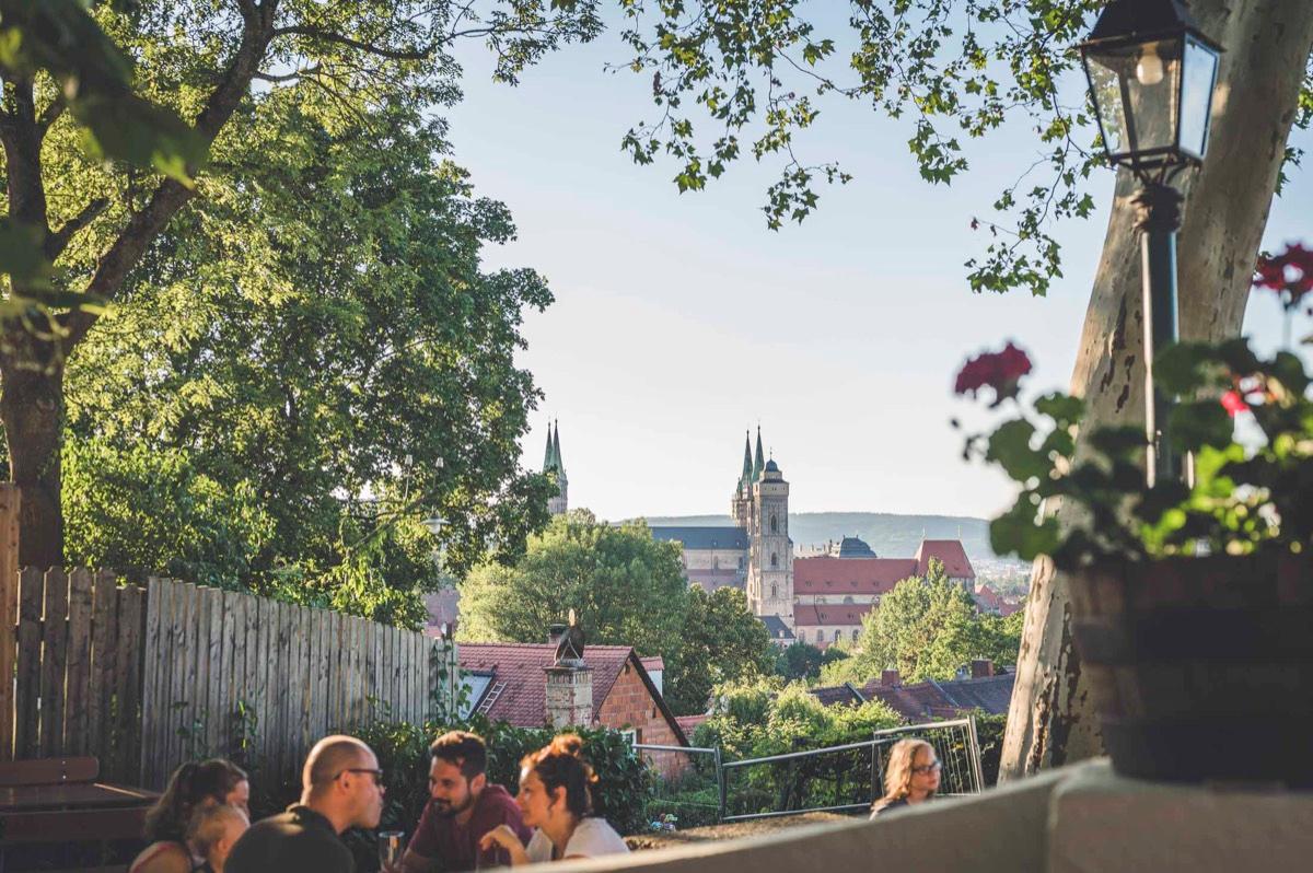 Der Spezial-Keller bietet die schönste Aussicht auf das Weltkulturerbe Bamberg und teilt sich den siebten Rang in unserem Voting mit dem Grüner Felsenkeller in Fürth. Der gemeisterte Aufstieg zum Spezial-Keller rechtfertigt bereits das erste Seidla Bier. Neben dem klassischen Spezial Rauchbier wird auch ein Ungespundetes serviert, ein helles, nicht rauchiges Lagerbier. Montags ist hier Ruhetag. Dienstag bis Freitag steht der Biergarten von 15 bis 22.30 Uhr bereit, samstags ab 14 Uhr. An Sonn- und Feiertagen ist von 10.30 bis 15 Uhr geöffnet. // Sternwartstraße 8, 96049 Bamberg