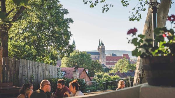Der Spezial-Keller bietet die schönste Aussicht auf das Weltkulturerbe Bamberg und teilt sich den siebten Rang in unserem Voting mit dem Grüner Felsenkeller in Fürth. Der gemeisterte Aufstieg zum Spezial-Keller rechtfertigt bereits das erste Seidla Bier. Neben dem klassischen Spezial Rauchbier wird auch ein Ungespundetes serviert, ein helles, nicht rauchiges Lagerbier. Montags ist hier Ruhetag. Dienstag bis Freitag steht der Biergarten von 15 bis 22.30 Uhr bereit, samstags ab 14 Uhr. An Sonn- und Feiertagen ist von 10.30 bis 15 Uhr geöffnet. // Sternwartstraße 8, 96049 Bamberg