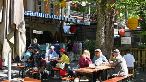 Der Entla's Keller ist fester Bestandteil auf dem Erlanger Berg und nicht nur während der Kirchweih ein beliebtes Ausflugsziel für Touristen und Einheimische. Holzbänke bieten jede Menge Platz, zum Essen gibt es fränkische Speisen, Gäste dürfen sich ihre Brotzeit aber auch selbst mitbringen. 50 User sind vom gemütlichen Ambiente überzeugt und haben für den Berg-Keller gestimmt. // An den Kellern 5-7, 91054 Erlangen