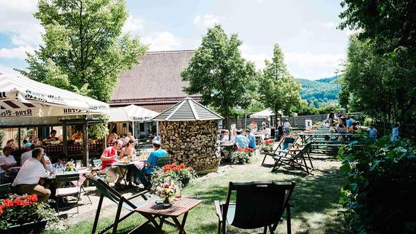 Direkt an der Wiesent in Ebermannstadt liegt der gleichnamige Wiesent-Garten. Dort gibt es ein paar Sonnen- und Schattenplätze. Der Biergarten liegt am Rad- und Wanderweg Richtung Forchheim. // Am Kirchenwehr 10, 91320 Ebermannstadt