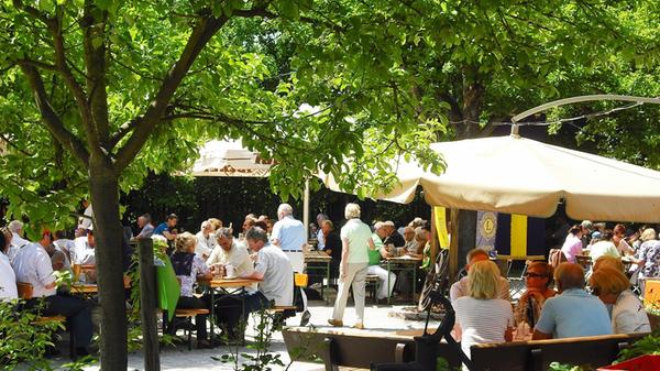 Das Obstgärtla in Burgfarrnbach zählt mit 650 Plätzen zu den größten in der Fürther Umgebung. Die Gäste sitzen unter herrlichen alten Obstbäumen, die Kinder können sich auf einem Spielplatz austoben. Wenn es kühler wird, ist man im beheizten "Hopfenhäusle" gut aufgehoben. Der Hunger wird mit fränkischen oder bayerischen Gerichten gestillt, aber auch leichteres ist auf der Karte zu finden. Öffnungszeiten: Montag ab 14.30 Uhr, Dienstag bis Donnerstag ab 12.30 Uhr, Samstag ab 11.30 Uhr, Freitag und Sonntag ab 11.00 Uhr. Täglich bis 22 Uhr // Breiter Steig 6, 90768 Fürth