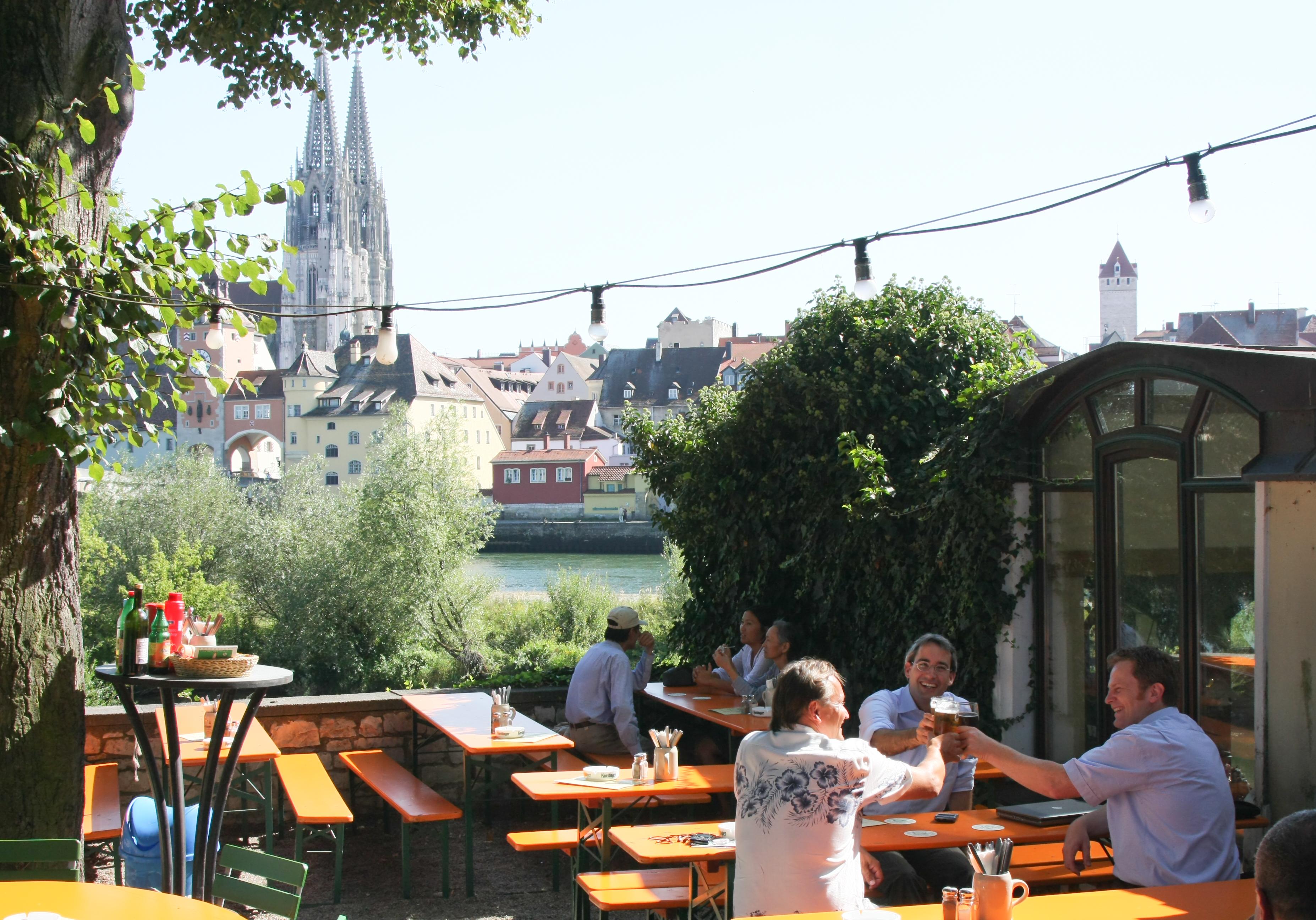 In der Regensburger Innenstadt - mit bestem Blick auf die Altstadt - lädt der Biergarten "Alte Linde" zum Verweilen ein. Schon seit 1901 gibt es diese Institution der Regensburger Gastronomie, unmittelbar an der Steinernen Brücke direkt an der Donau gelegen. // Müllerstraße 1, 93059 Re-gensburg