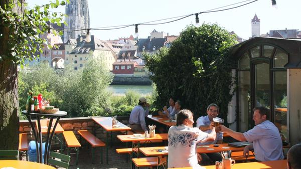 In der Regensburger Innenstadt - mit bestem Blick auf die Altstadt - lädt der Biergarten "Alte Linde" zum Verweilen ein. Schon seit 1901 gibt es diese Institution der Regensburger Gastronomie, unmittelbar an der Steinernen Brücke direkt an der Donau gelegen. // Müllerstraße 1, 93059 Re-gensburg