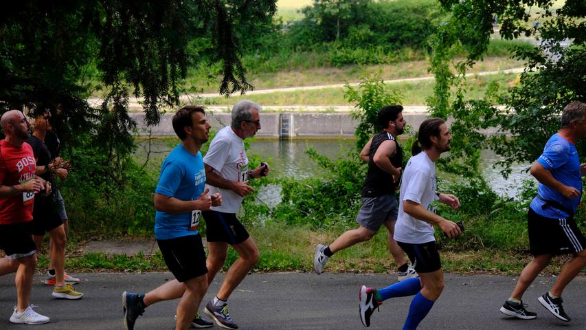 Wahlweise fünf oder zehn Kilometer, sowie "Extra-Runden" für die Jüngsten, waren entlang des Main-Donau-Kanals zu bewältigen. Denn an den Start gingen große und kleine Läufer. Am Rand der Strecke wurde gefeiert, angefeuert und die Stimmung genossen.