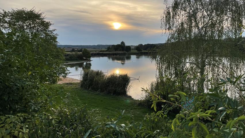 Der Obernzenner See ist für Familien an heißen Sommertagen ein beliebtes Ausflugsziel.