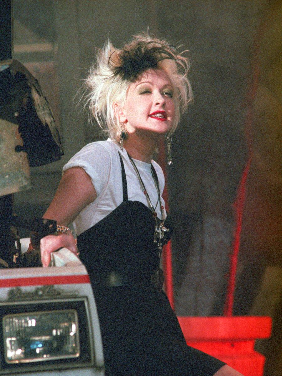 Cyndi Lauper während ihres Auftritts in der Fernsehshow "Wetten, dass..?" 1989.