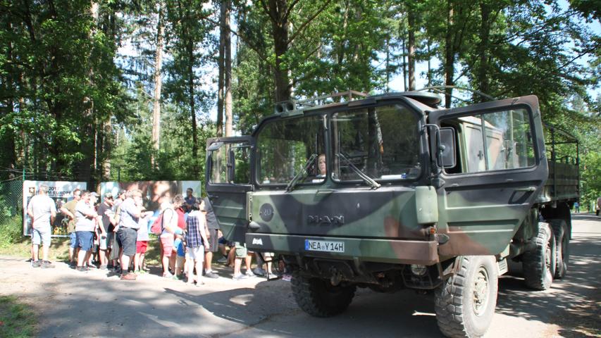 Die Rundfahrten mit einem Bundeswehr-Fahrzeug waren so beliebt, dass zeitweise der Ticketverkauf eingestellt werden musste. 